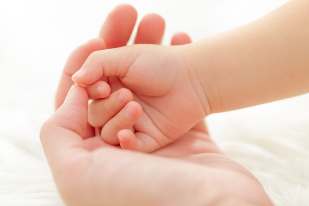 自宅でできる赤ちゃんの斜視のケアと予防